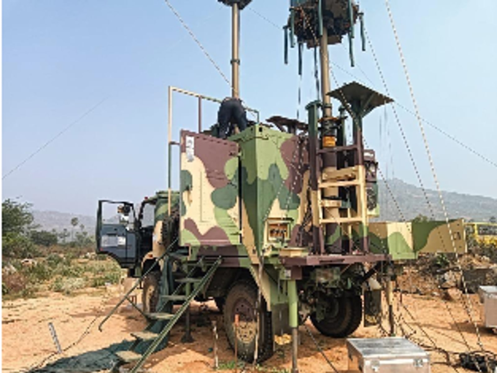 Truck-mounted counter-drone defence system configured for field deployment